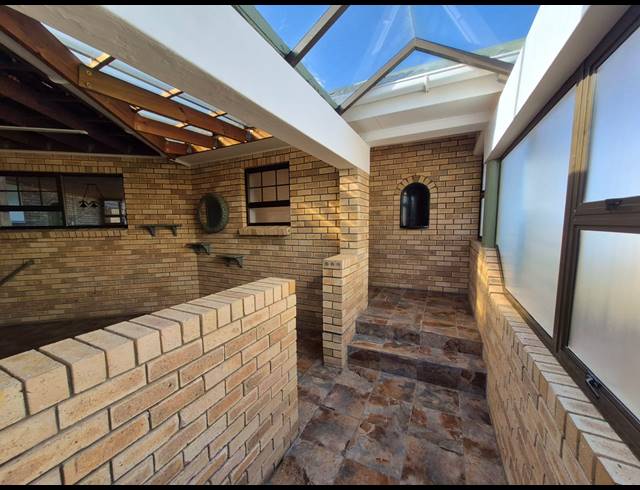 4 BEDROOM HOUSE FOR SALE IN DANA BAY